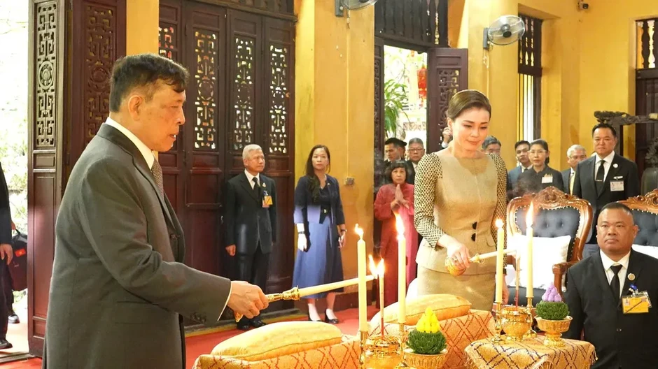 Nhà Vua Thái Lan và Hoàng hậu thăm chùa Quán Sứ Nhà Vua Thái Lan và Hoàng hậu thăm chùa Quán Sứ