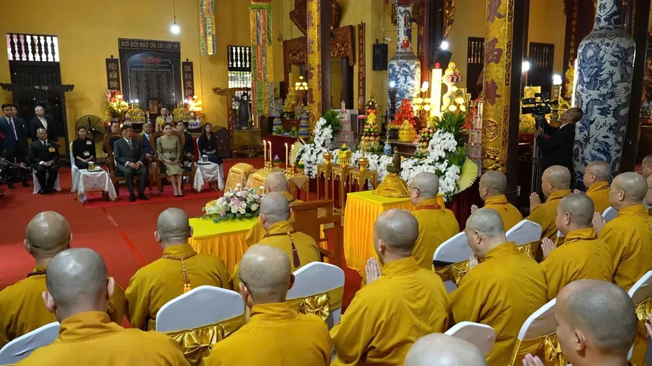 Nhà Vua Thái Lan và Hoàng hậu thăm chùa Quán Sứ Nhà Vua Thái Lan và Hoàng hậu thăm chùa Quán Sứ