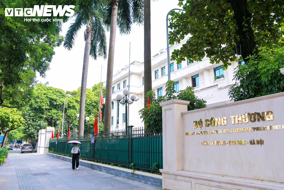 Nhiều cơ quan treo cờ rủ tưởng nhớ Chủ tịch Quốc hội Lào Xaysomphone Phomvihane