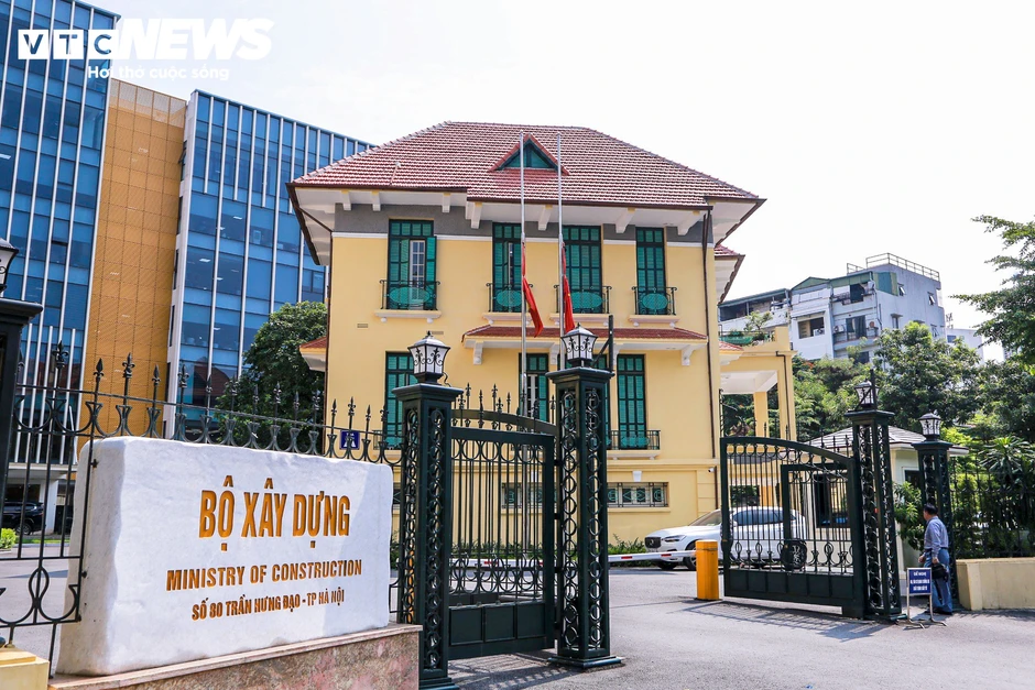 Nhiều cơ quan treo cờ rủ tưởng nhớ Chủ tịch Quốc hội Lào Xaysomphone Phomvihane