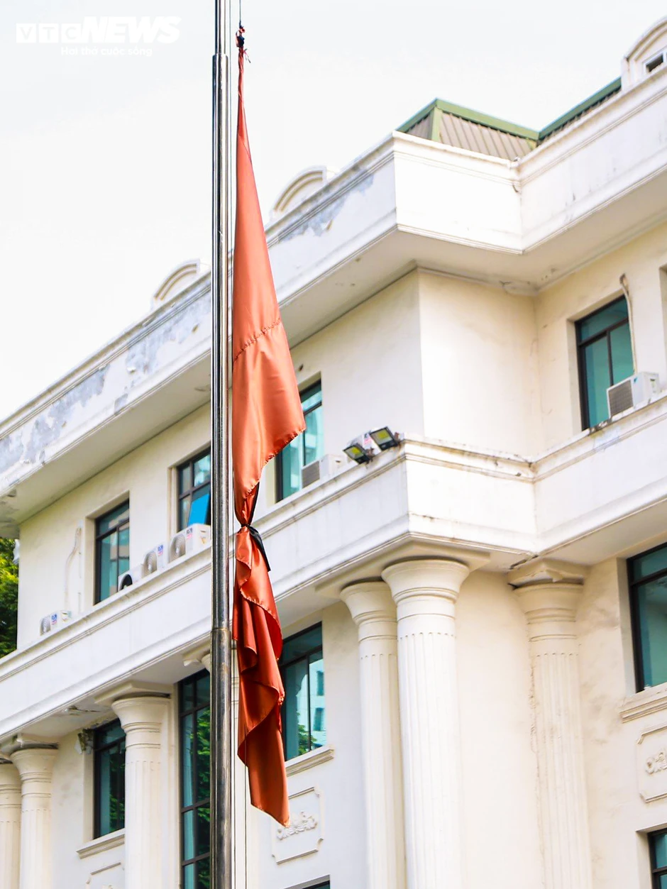 Nhiều cơ quan treo cờ rủ tưởng nhớ Chủ tịch Quốc hội Lào Xaysomphone Phomvihane