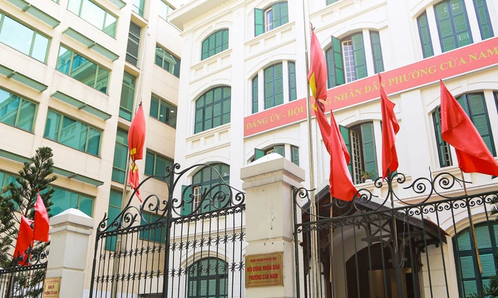 Nhiều cơ quan treo cờ rủ tưởng nhớ Chủ tịch Quốc hội Lào Xaysomphone Phomvihane