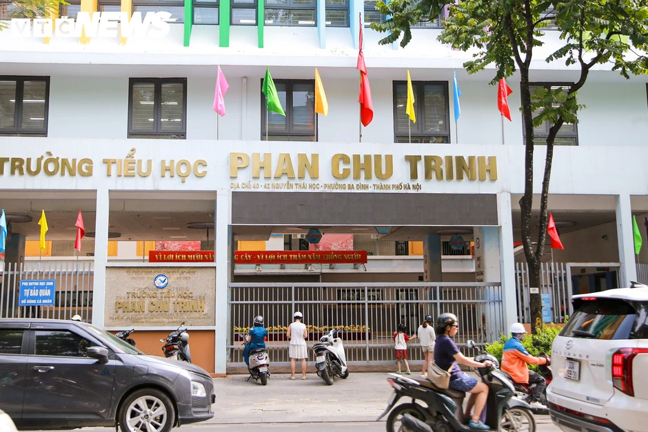 Nhiều cơ quan treo cờ rủ tưởng nhớ Chủ tịch Quốc hội Lào Xaysomphone Phomvihane
