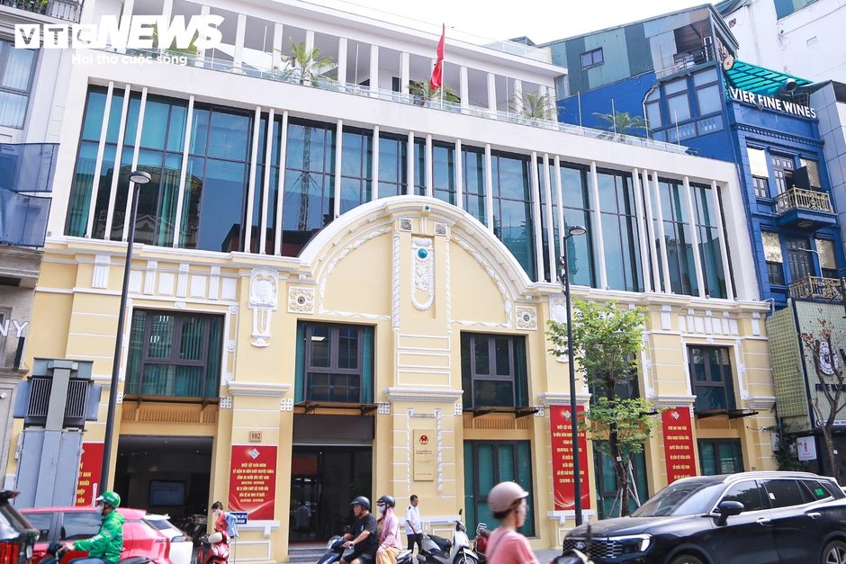 Nhiều cơ quan treo cờ rủ tưởng nhớ Chủ tịch Quốc hội Lào Xaysomphone Phomvihane