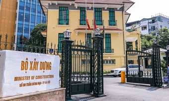 Nhiều cơ quan treo cờ rủ tưởng nhớ Chủ tịch Quốc hội Lào Xaysomphone Phomvihane