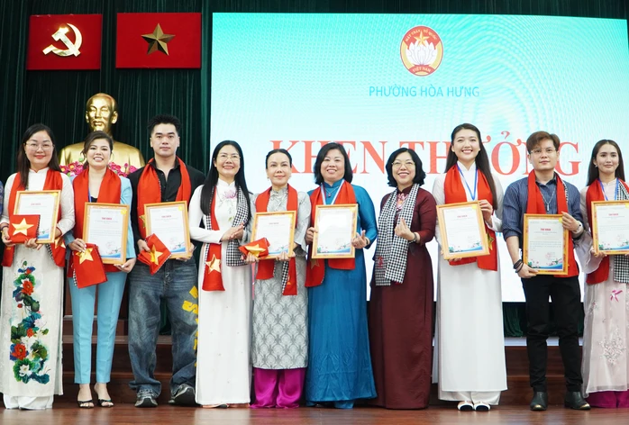 Nhiều nghệ sĩ nổi tiếng tham gia Đội tình nguyện viên của một phường tại TPHCM Nhiều nghệ sĩ nổi tiếng tham gia Đội tình nguyện viên của một phường tại TPHCM