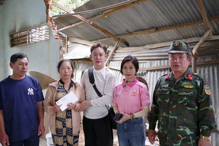 Nhiều nghệ sĩ nổi tiếng tham gia Đội tình nguyện viên của một phường tại TPHCM Nhiều nghệ sĩ nổi tiếng tham gia Đội tình nguyện viên của một phường tại TPHCM