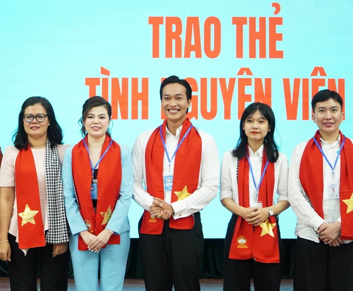 Nhiều nghệ sĩ nổi tiếng tham gia Đội tình nguyện viên của một phường tại TPHCM Nhiều nghệ sĩ nổi tiếng tham gia Đội tình nguyện viên của một phường tại TPHCM