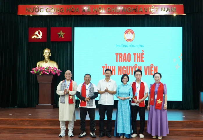 Nhiều nghệ sĩ nổi tiếng tham gia Đội tình nguyện viên của một phường tại TPHCM Nhiều nghệ sĩ nổi tiếng tham gia Đội tình nguyện viên của một phường tại TPHCM