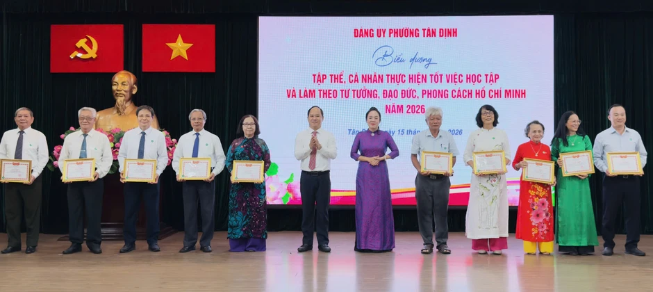 Nhiều phường ở TPHCM trao Huy hiệu Đảng, biểu dương điển hình học Bác dịp 19-5 Nhiều phường ở TPHCM trao Huy hiệu Đảng, biểu dương điển hình học Bác dịp 19-5