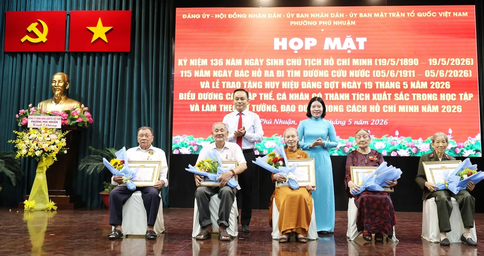 Nhiều phường ở TPHCM trao Huy hiệu Đảng, biểu dương điển hình học Bác dịp 19-5 Nhiều phường ở TPHCM trao Huy hiệu Đảng, biểu dương điển hình học Bác dịp 19-5