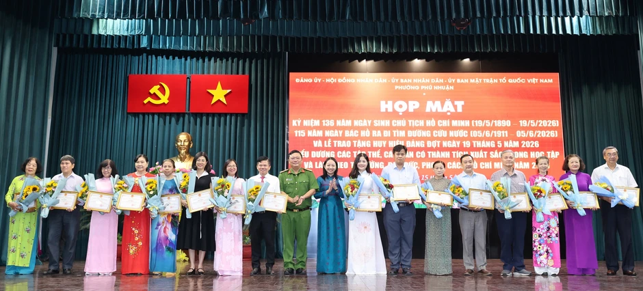 Nhiều phường ở TPHCM trao Huy hiệu Đảng, biểu dương điển hình học Bác dịp 19-5 Nhiều phường ở TPHCM trao Huy hiệu Đảng, biểu dương điển hình học Bác dịp 19-5