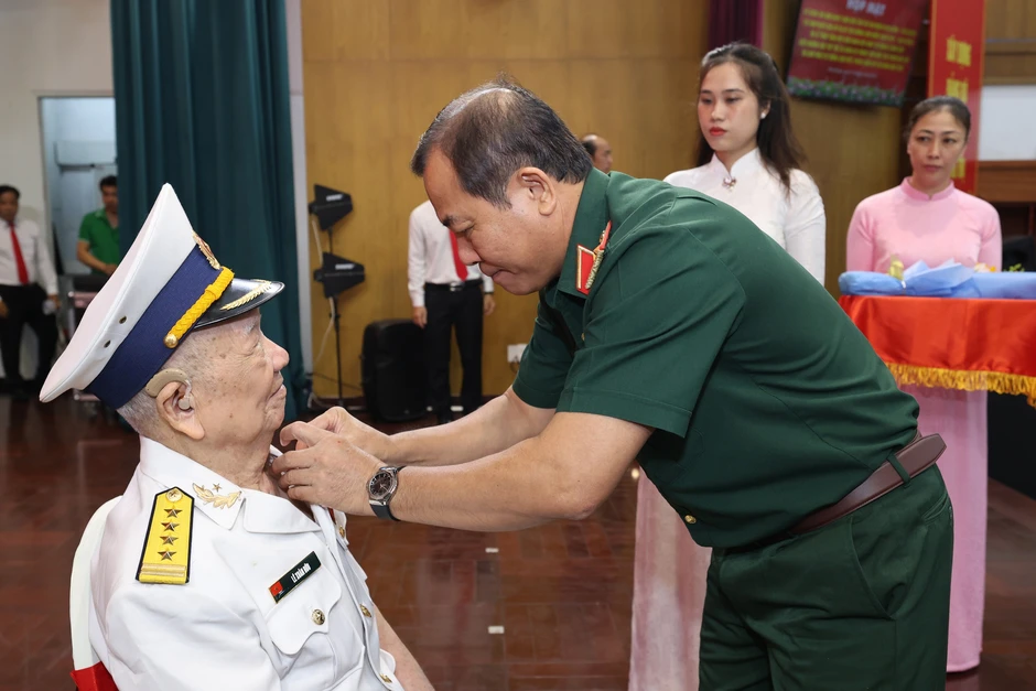 Nhiều phường ở TPHCM trao Huy hiệu Đảng, biểu dương điển hình học Bác dịp 19-5 Nhiều phường ở TPHCM trao Huy hiệu Đảng, biểu dương điển hình học Bác dịp 19-5