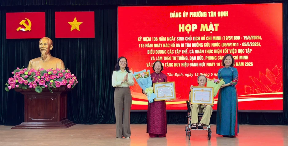 Nhiều phường ở TPHCM trao Huy hiệu Đảng, biểu dương điển hình học Bác dịp 19-5 Nhiều phường ở TPHCM trao Huy hiệu Đảng, biểu dương điển hình học Bác dịp 19-5