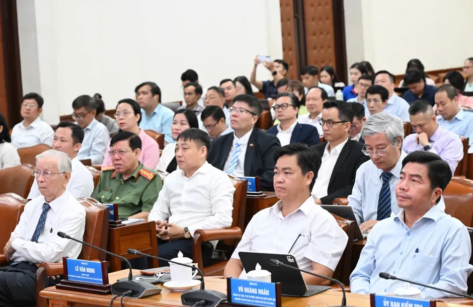 Nhìn lại chặng đường lịch sử, hướng tới chặng đường phát triển mới Nhìn lại chặng đường lịch sử, hướng tới chặng đường phát triển mới