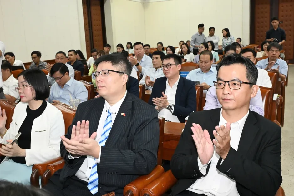 Nhìn lại chặng đường lịch sử, hướng tới chặng đường phát triển mới Nhìn lại chặng đường lịch sử, hướng tới chặng đường phát triển mới