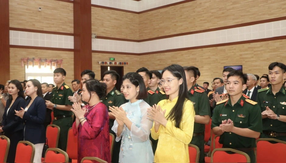 Nhìn lại chuyến thăm của Thường trực Ban Bí thư tới hai nước láng giềng gần gũi Nhìn lại chuyến thăm của Thường trực Ban Bí thư tới hai nước láng giềng gần gũi