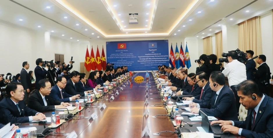 Nhìn lại chuyến thăm của Thường trực Ban Bí thư tới hai nước láng giềng gần gũi Nhìn lại chuyến thăm của Thường trực Ban Bí thư tới hai nước láng giềng gần gũi