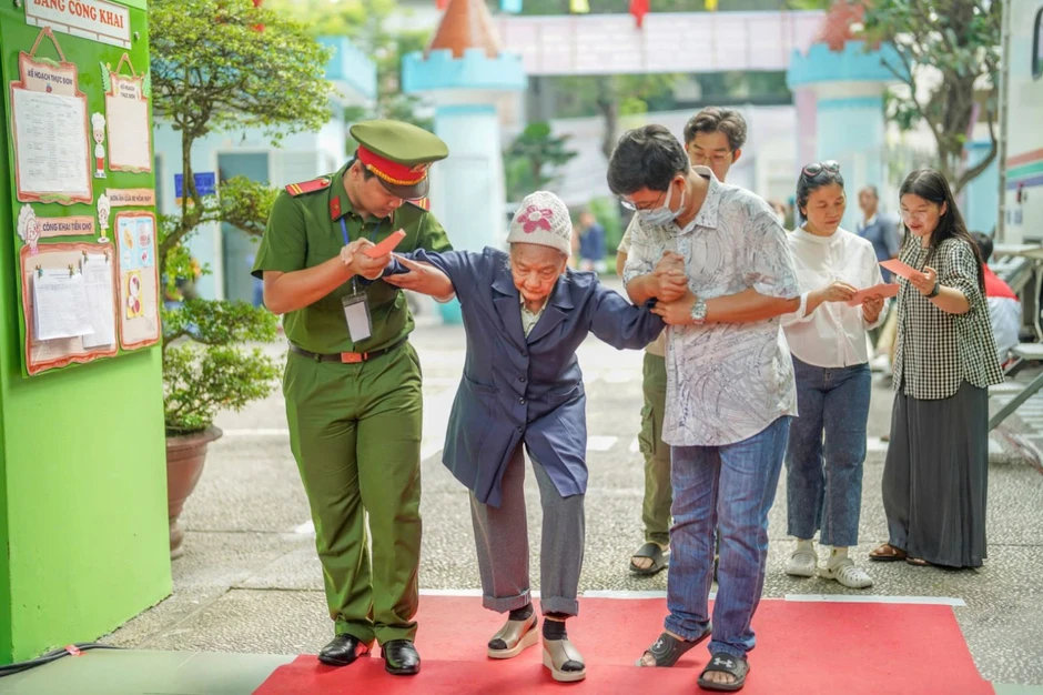 Những lá phiếu đầy trách nhiệm của 'cử tri đặc biệt' tại TP Hồ Chí Minh Những lá phiếu đầy trách nhiệm của 'cử tri đặc biệt' tại TP Hồ Chí Minh