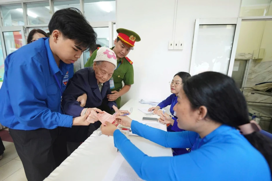 Những lá phiếu đầy trách nhiệm của 'cử tri đặc biệt' tại TP Hồ Chí Minh Những lá phiếu đầy trách nhiệm của 'cử tri đặc biệt' tại TP Hồ Chí Minh