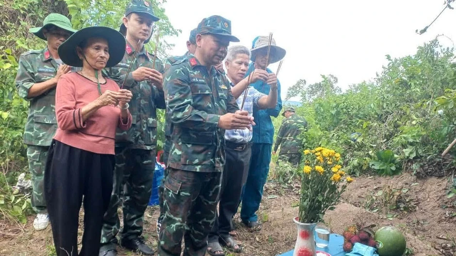 Những liệt sĩ trở về từ nhân dân Những liệt sĩ trở về từ nhân dân