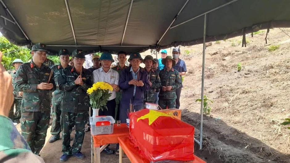 Những liệt sĩ trở về từ nhân dân Những liệt sĩ trở về từ nhân dân