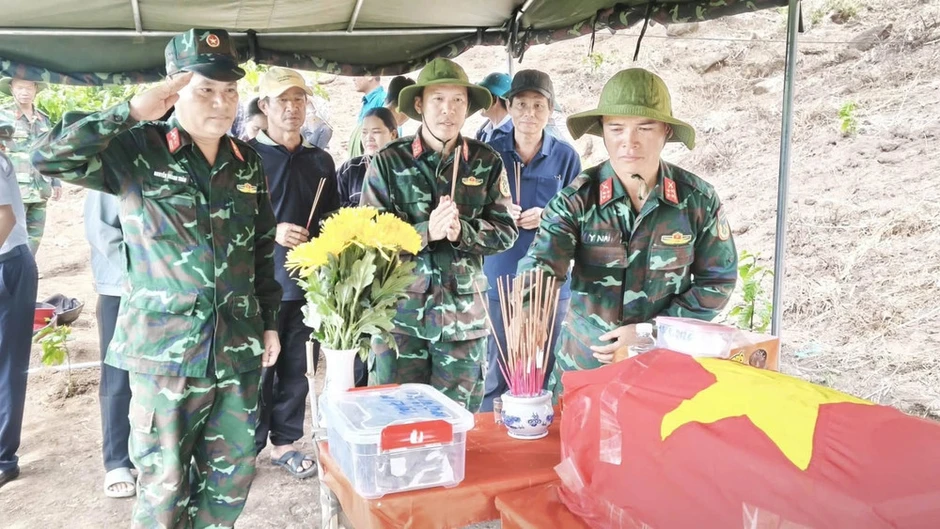 Những liệt sĩ trở về từ nhân dân Những liệt sĩ trở về từ nhân dân