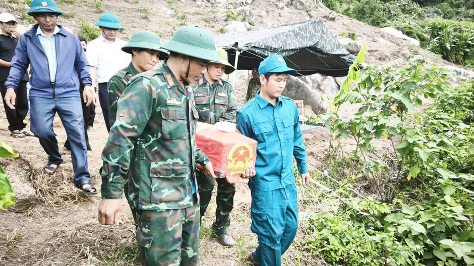 Những liệt sĩ trở về từ nhân dân Những liệt sĩ trở về từ nhân dân