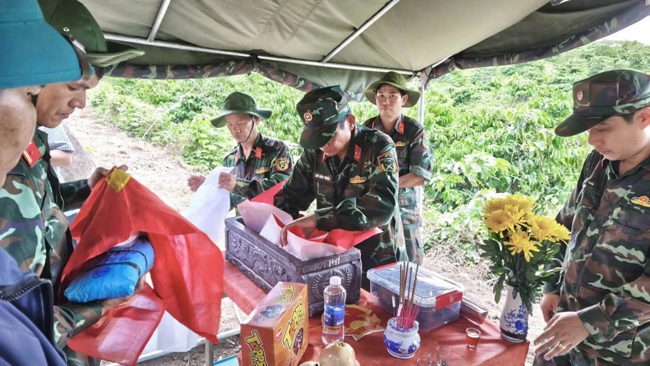 Những liệt sĩ trở về từ nhân dân Những liệt sĩ trở về từ nhân dân
