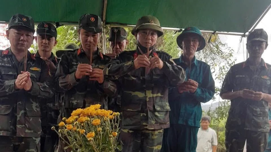 Những liệt sĩ trở về từ nhân dân Những liệt sĩ trở về từ nhân dân