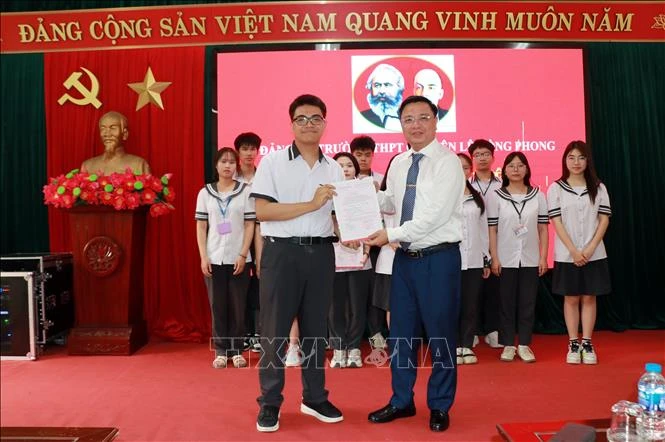 Những 'mầm xanh' viết tiếp trang sử đỏ Những 'mầm xanh' viết tiếp trang sử đỏ