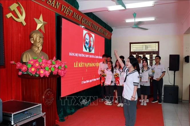 Những 'mầm xanh' viết tiếp trang sử đỏ Những 'mầm xanh' viết tiếp trang sử đỏ