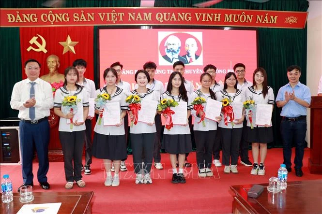 Những 'mầm xanh' viết tiếp trang sử đỏ Những 'mầm xanh' viết tiếp trang sử đỏ