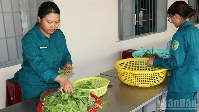 Những nữ dân quân giỏi trên thao trường, đảm việc bếp Những nữ dân quân giỏi trên thao trường, đảm việc bếp