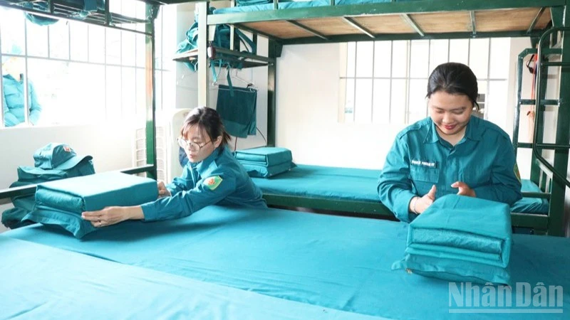 Những nữ dân quân giỏi trên thao trường, đảm việc bếp Những nữ dân quân giỏi trên thao trường, đảm việc bếp
