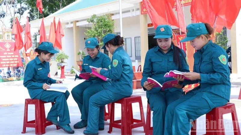Những nữ dân quân giỏi trên thao trường, đảm việc bếp Những nữ dân quân giỏi trên thao trường, đảm việc bếp