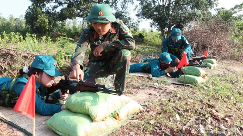 Những nữ dân quân giỏi trên thao trường, đảm việc bếp Những nữ dân quân giỏi trên thao trường, đảm việc bếp