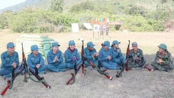 Những nữ dân quân giỏi trên thao trường, đảm việc bếp