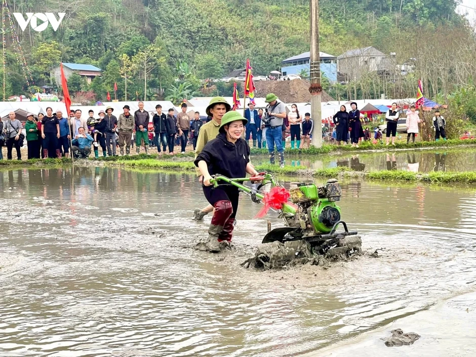 Nữ Bí thư xã livestream bán nông sản, hơn 2.000 quả dưa lưới được chốt đơn Nữ Bí thư xã livestream bán nông sản, hơn 2.000 quả dưa lưới được chốt đơn