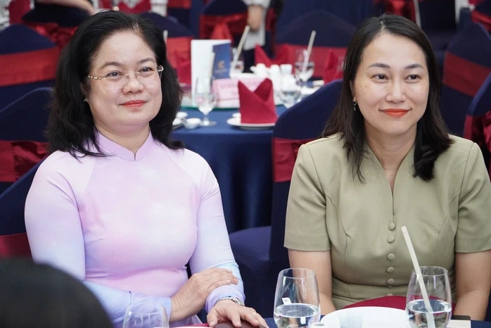 Nữ đại biểu khi đi tiếp xúc cử tri đừng ăn mặc lòe loẹt; phát biểu vừa phải, dễ nghe Nữ đại biểu khi đi tiếp xúc cử tri đừng ăn mặc lòe loẹt; phát biểu vừa phải, dễ nghe