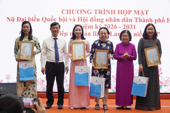 Nữ đại biểu khi đi tiếp xúc cử tri đừng ăn mặc lòe loẹt; phát biểu vừa phải, dễ nghe Nữ đại biểu khi đi tiếp xúc cử tri đừng ăn mặc lòe loẹt; phát biểu vừa phải, dễ nghe