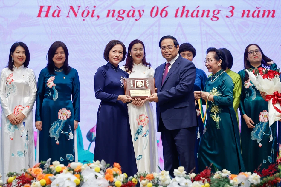 Nữ Viện trưởng được Thủ tướng trao giải thưởng Kovalevskaia Nữ Viện trưởng được Thủ tướng trao giải thưởng Kovalevskaia