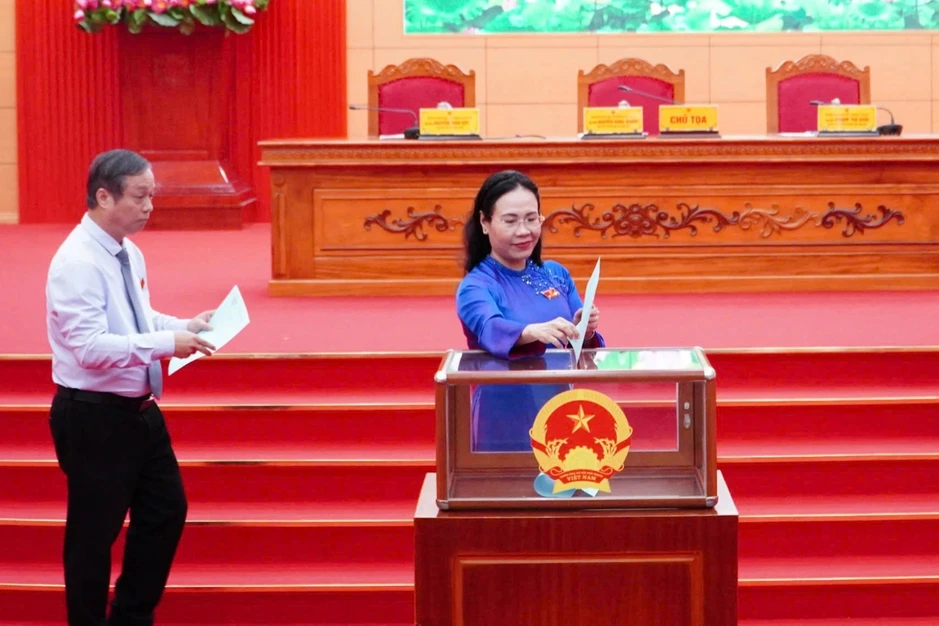 Ông Bùi Hoàng Phương được bầu làm Chủ tịch tỉnh Quảng Trị Ông Bùi Hoàng Phương được bầu làm Chủ tịch tỉnh Quảng Trị
