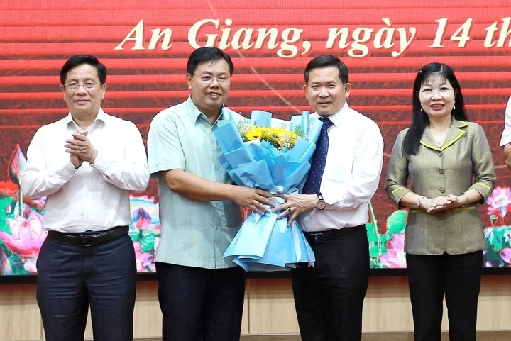 Ông Đinh Văn Nơi cam kết xây dựng Phú Quốc thành đặc khu phát triển hiện đại Ông Đinh Văn Nơi cam kết xây dựng Phú Quốc thành đặc khu phát triển hiện đại