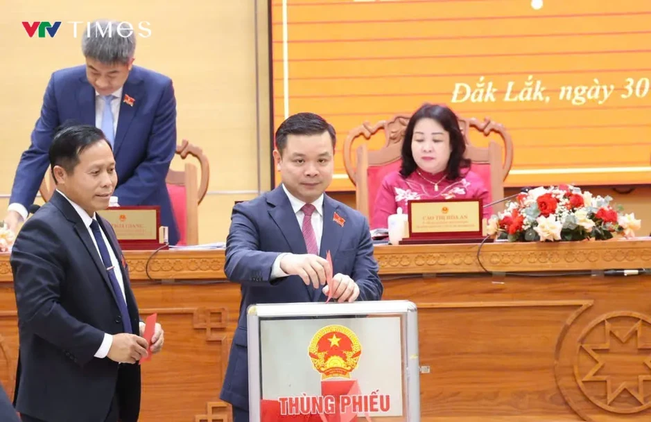 Ông Đỗ Hữu Huy bầu làm Chủ tịch UBND tỉnh Đắk Lắk với tỷ lệ phiếu bầu 100% Ông Đỗ Hữu Huy bầu làm Chủ tịch UBND tỉnh Đắk Lắk với tỷ lệ phiếu bầu 100%