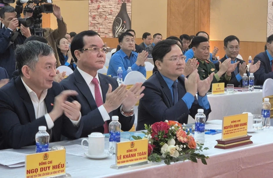Ông Nguyễn Anh Tuấn được bầu làm Chủ tịch Tổng Liên đoàn Lao động Việt Nam Ông Nguyễn Anh Tuấn được bầu làm Chủ tịch Tổng Liên đoàn Lao động Việt Nam