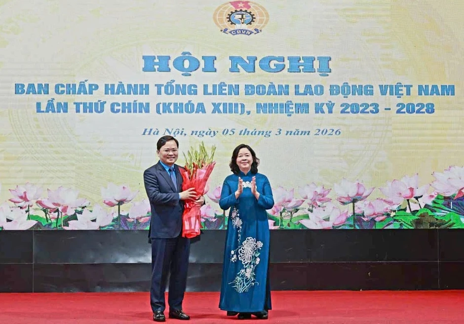 Ông Nguyễn Anh Tuấn được bầu làm Chủ tịch Tổng Liên đoàn Lao động Việt Nam Ông Nguyễn Anh Tuấn được bầu làm Chủ tịch Tổng Liên đoàn Lao động Việt Nam