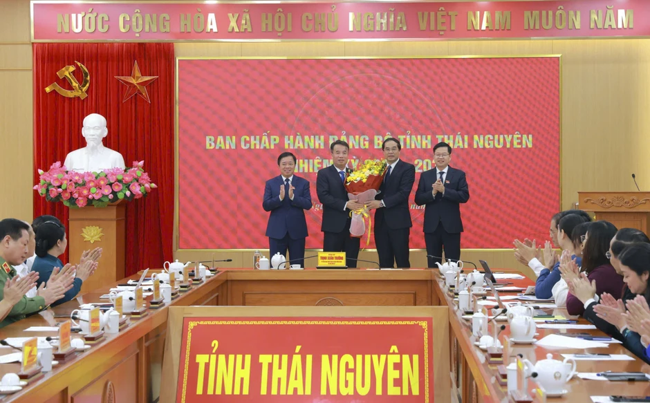 Ông Nguyễn Thế Mạnh được giới thiệu làm Chủ tịch UBND tỉnh Thái Nguyên Ông Nguyễn Thế Mạnh được giới thiệu làm Chủ tịch UBND tỉnh Thái Nguyên
