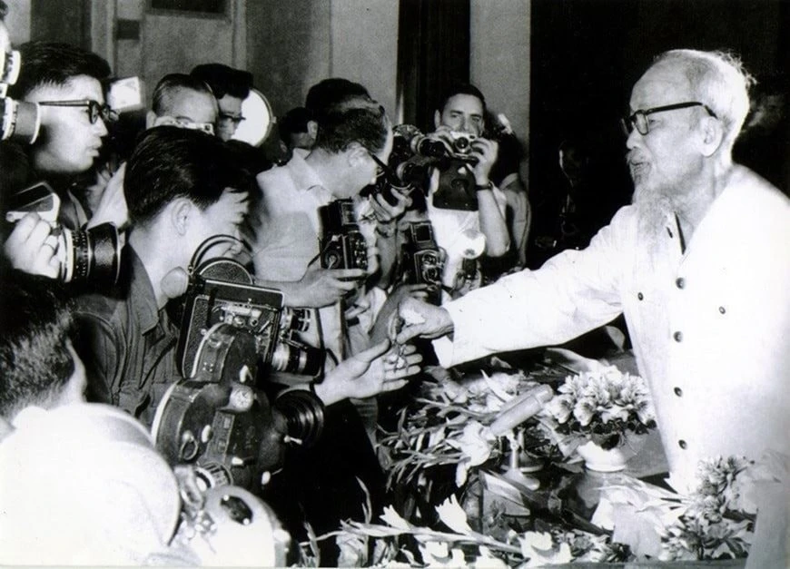 Phẩm chất, năng lực người làm báo cách mạng theo chỉ dẫn của Chủ tịch Hồ Chí Minh Phẩm chất, năng lực người làm báo cách mạng theo chỉ dẫn của Chủ tịch Hồ Chí Minh