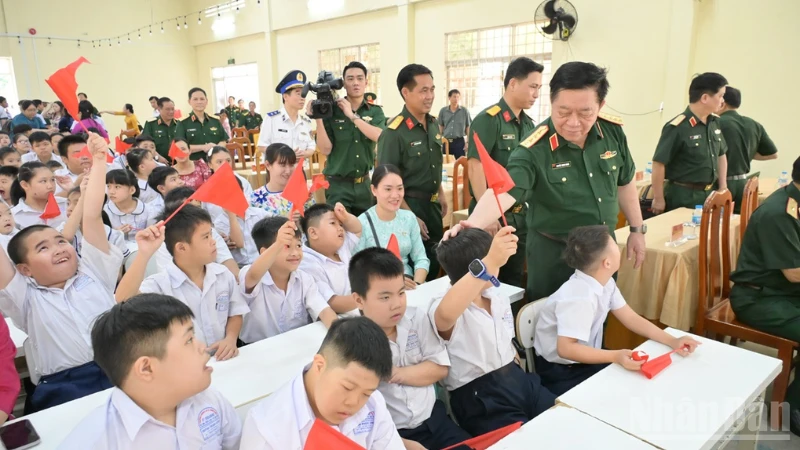 Phát huy vai trò già làng, trưởng thôn, trưởng ấp, trưởng khu, người có uy tín, chức sắc tôn giáo tiêu biểu Phát huy vai trò già làng, trưởng thôn, trưởng ấp, trưởng khu, người có uy tín, chức sắc tôn giáo tiêu biểu